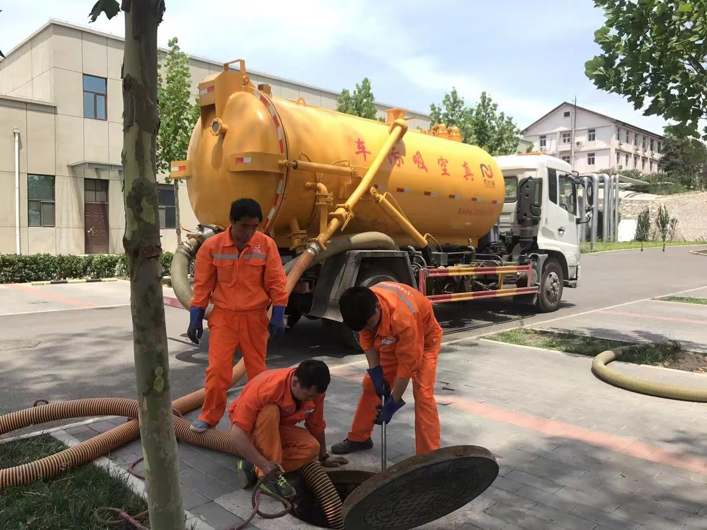 攀枝花管道疏通车停在窨井附近