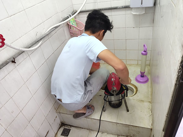 攀枝花管道堵塞冒臭气 专业师傅现场解决问题