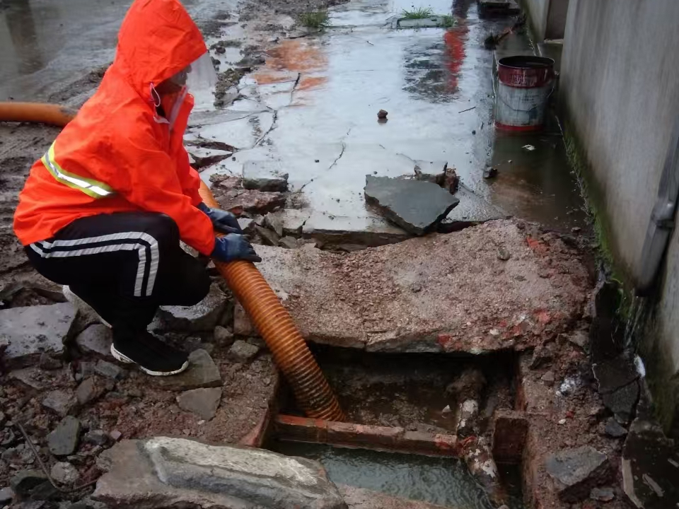 攀枝花专业清理污水池 炜誉市政以规范流程守护城市 “肠道”