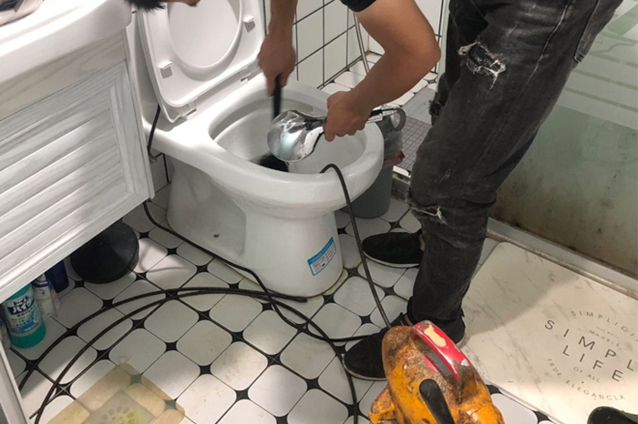 攀枝花马桶堵塞自己疏通还是找师傅？专业上门服务让你省时更省心
